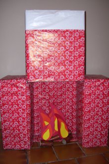 Lareira de Natal fora da caixa e papel de embrulho