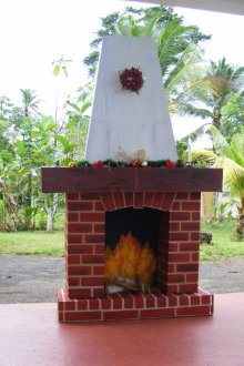 Lareira de Natal fora da caixa com uma chaminé