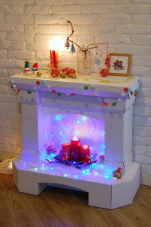 Lareira de Natal fora da caixa com uma guirlanda