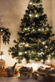 Lareira de Natal fora da caixa com um tijolo
