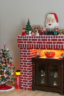 Lareira de Natal fora da caixa debaixo de um tijolo
