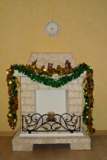 Lareira de Natal fora da caixa com enfeites de Natal