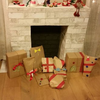 Lareira de Natal fora da caixa com presentes