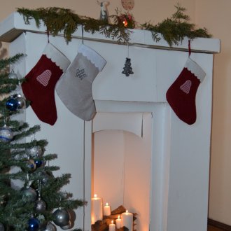Lareira de Natal fora da caixa com velas