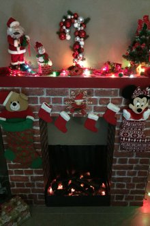 Lareira de Natal fora da caixa com decoração