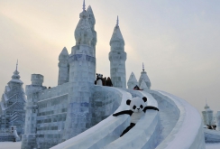 Zjeżdżalnia śnieżna wykonana z bloków