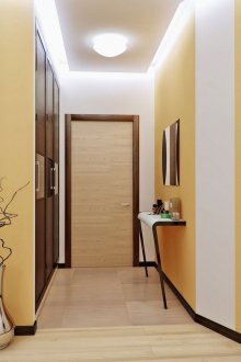 Murs jaunes et blancs dans le couloir