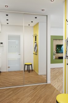 Tableaux jaunes et murs blancs dans le couloir