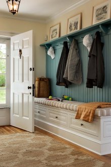 Cintre vert et papier peint beige dans le couloir
