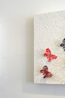Chiffons en plâtre et papillons pour décorer les murs du couloir