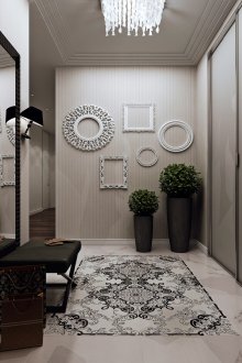 Pots de fleurs et cadres pour décorer le couloir