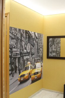 Papier peint jaune dans le couloir