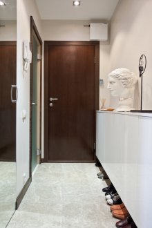 Couloir avec des murs unis lumineux