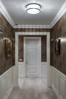 Décorer les murs du couloir avec du papier peint et des panneaux muraux