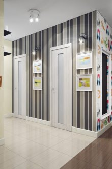 La combinaison de différents papiers peints dans le couloir