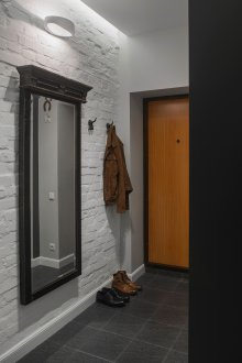 Mur de briques blanches dans le couloir