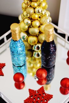 Bir şişe şampanya glitter yılbaşı dekoru