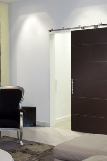 Parlak bir odaya siyah sürgülü kapı