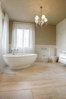 Weißes beige Badezimmer