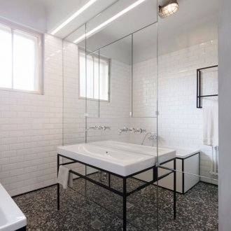 Weißes Badezimmer mit schwarzem Fußboden