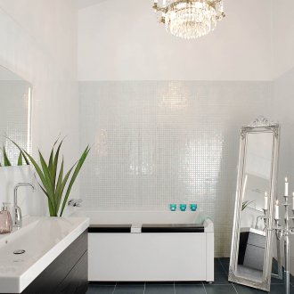 Weißes Badezimmer mit Wengemöbeln