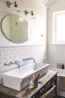 Weißes Badezimmer mit Holz