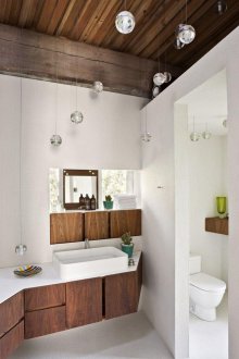 Weißes Badezimmer mit Holzmöbeln