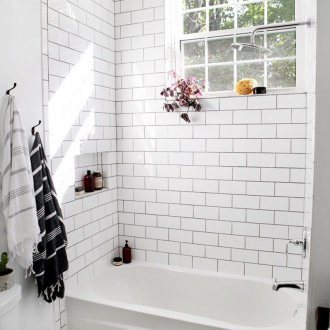 Weißes Badezimmer im Haus