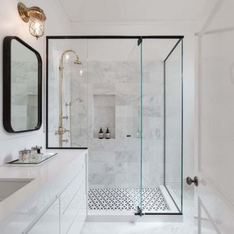 Weißes Badezimmer mit Dusche