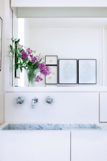 Weißes Badezimmer Interieur