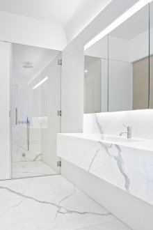 Weißes Badezimmer mit Kunststein