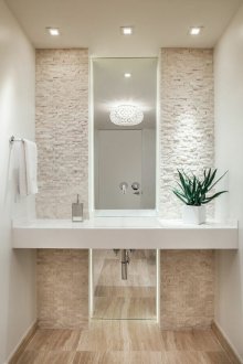 Weißes Badezimmer mit Steinfliesen