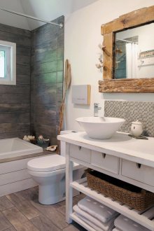 Weißes Badezimmer im Landhausstil