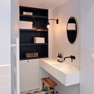 Weißes Badezimmer ist klein
