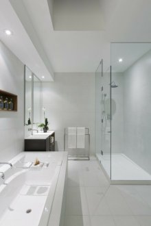 Weißes Badezimmer mit Möbeln