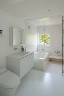 Festes weißes Badezimmer