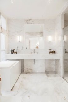 Weißes Badezimmer mit Ordnung