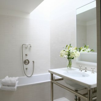 Weißes Badezimmer mit Fliesen