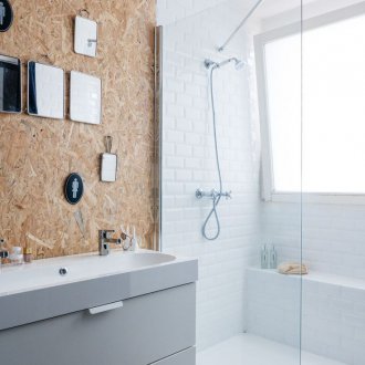 Weißes Badezimmer mit Waschbecken
