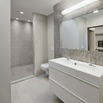 Weiße und graue Badewanne