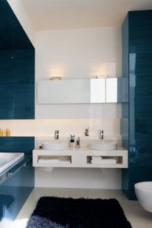 Weißes und blaues glattes Badezimmer