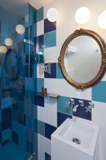 Weißes und blaues Quadrat mit Ziegeln gedecktes Badezimmer