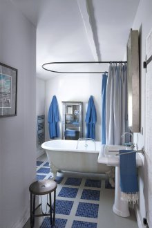 Weißes und blaues Mosaikbadezimmer auf dem Boden