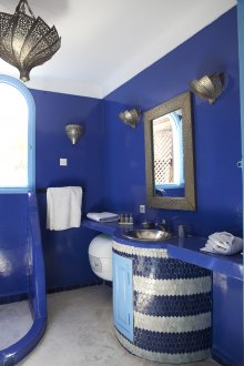 Weiße und blaue orientalische Artbadewanne