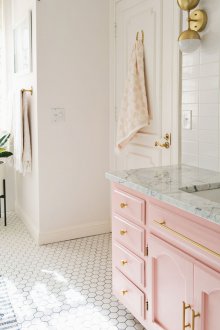 Weißes Badezimmer in modernem Stil