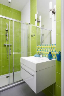 Weißgrünes Badezimmer mit Dusche