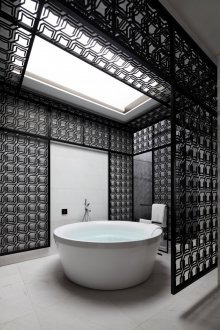 لوحات سوداء في حوض الاستحمام الأبيض