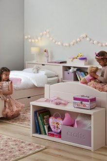 Çelenkli kızlar için çocuk odası