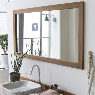 Banyo aynası ahşap bir çerçeve içinde