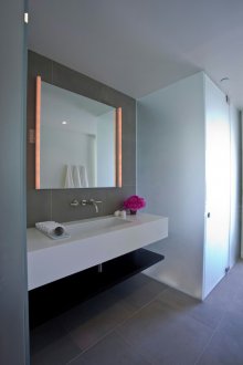 Lambalar ile banyo aynası